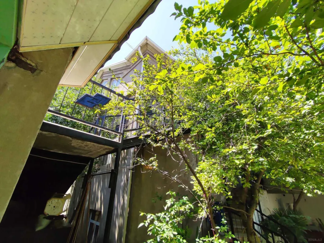 Satılır 11 otaqlı həyət evi 450 m²