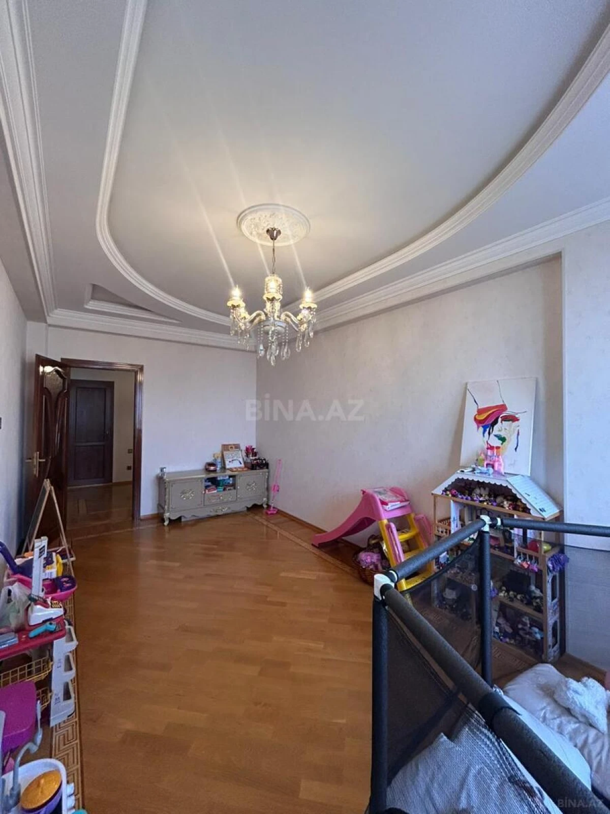 Satılır 4 otaqlı mənzil 162 m²