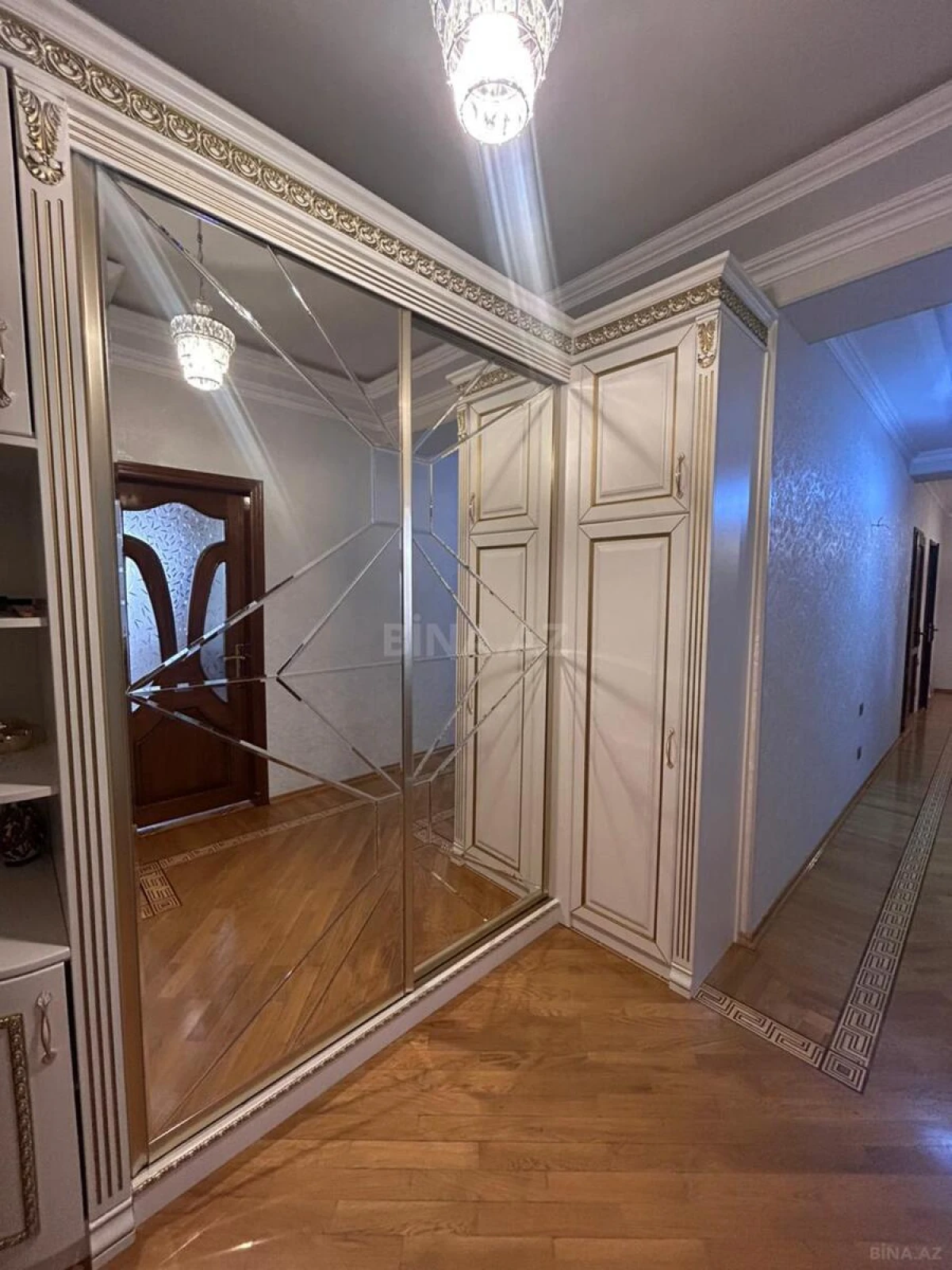 Satılır 4 otaqlı mənzil 162 m²