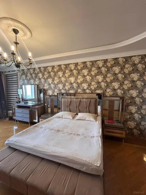Satılır 4 otaqlı mənzil 162 m²