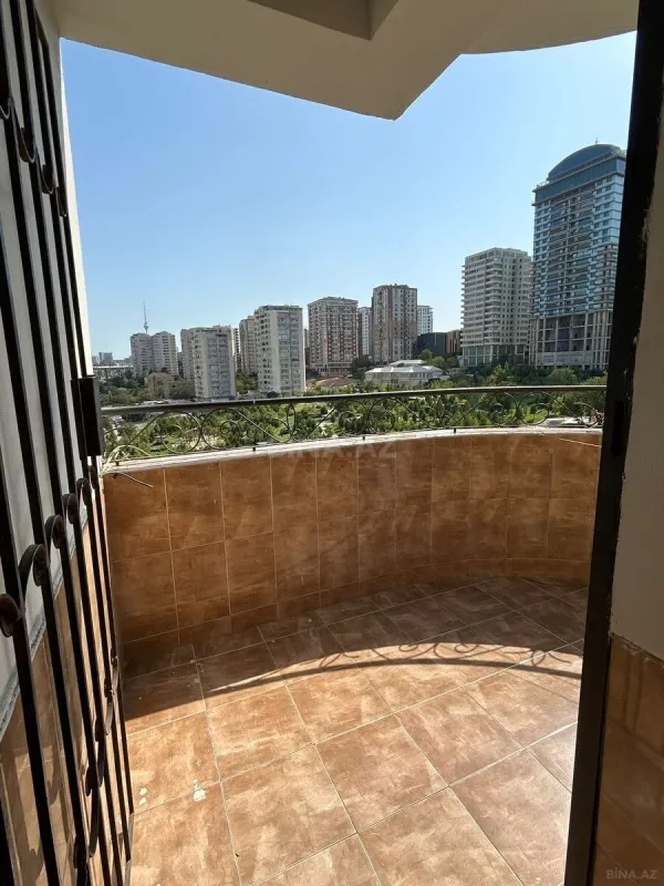 Satılır 4 otaqlı mənzil 160 m²