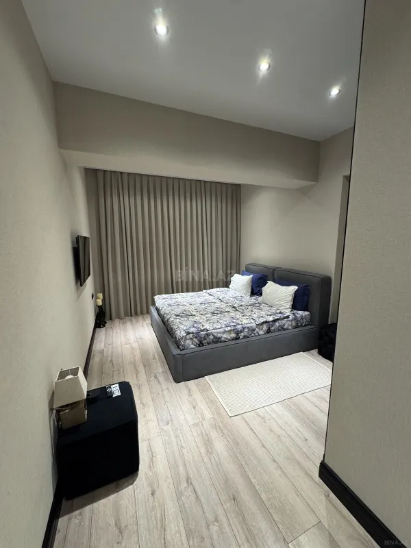Satılır 3 otaqlı mənzil 141 m²