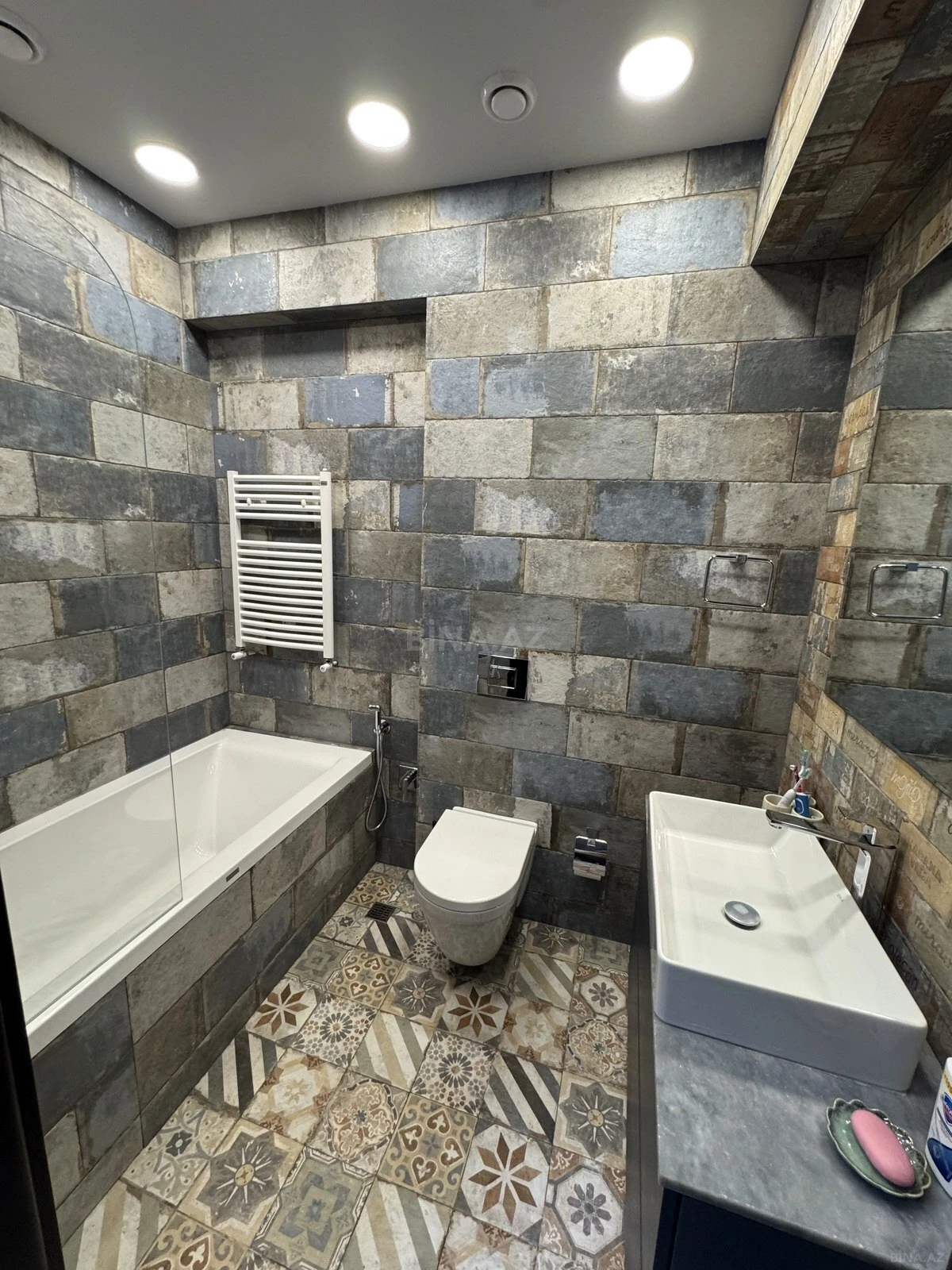 Satılır 3 otaqlı mənzil 141 m²