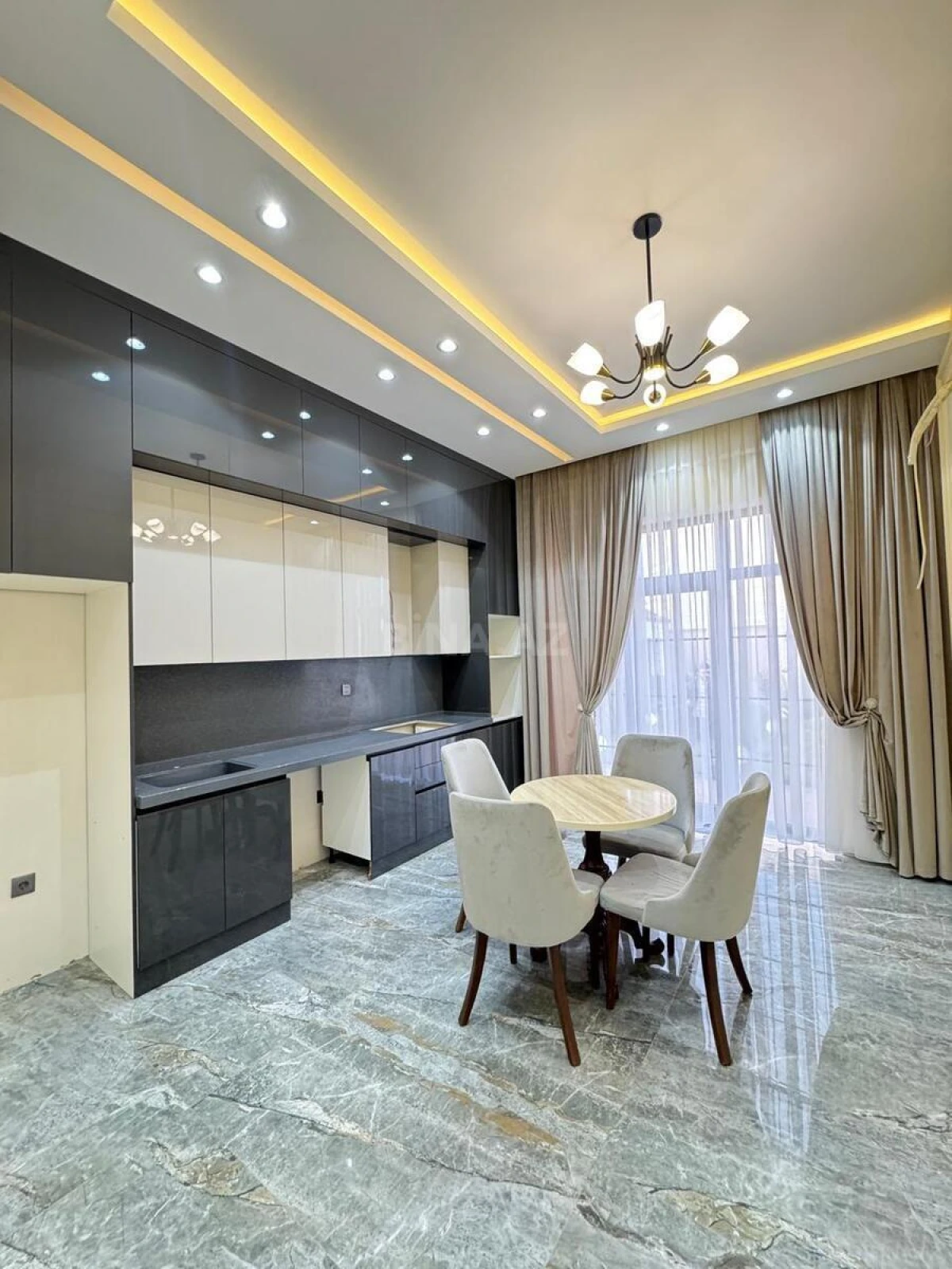 Satılır 5 otaqlı həyət evi 220 m²