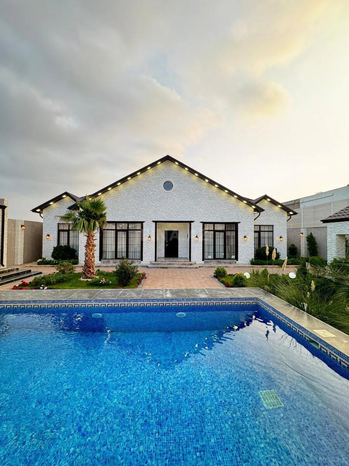 Satılır 5 otaqlı həyət evi 220 m²