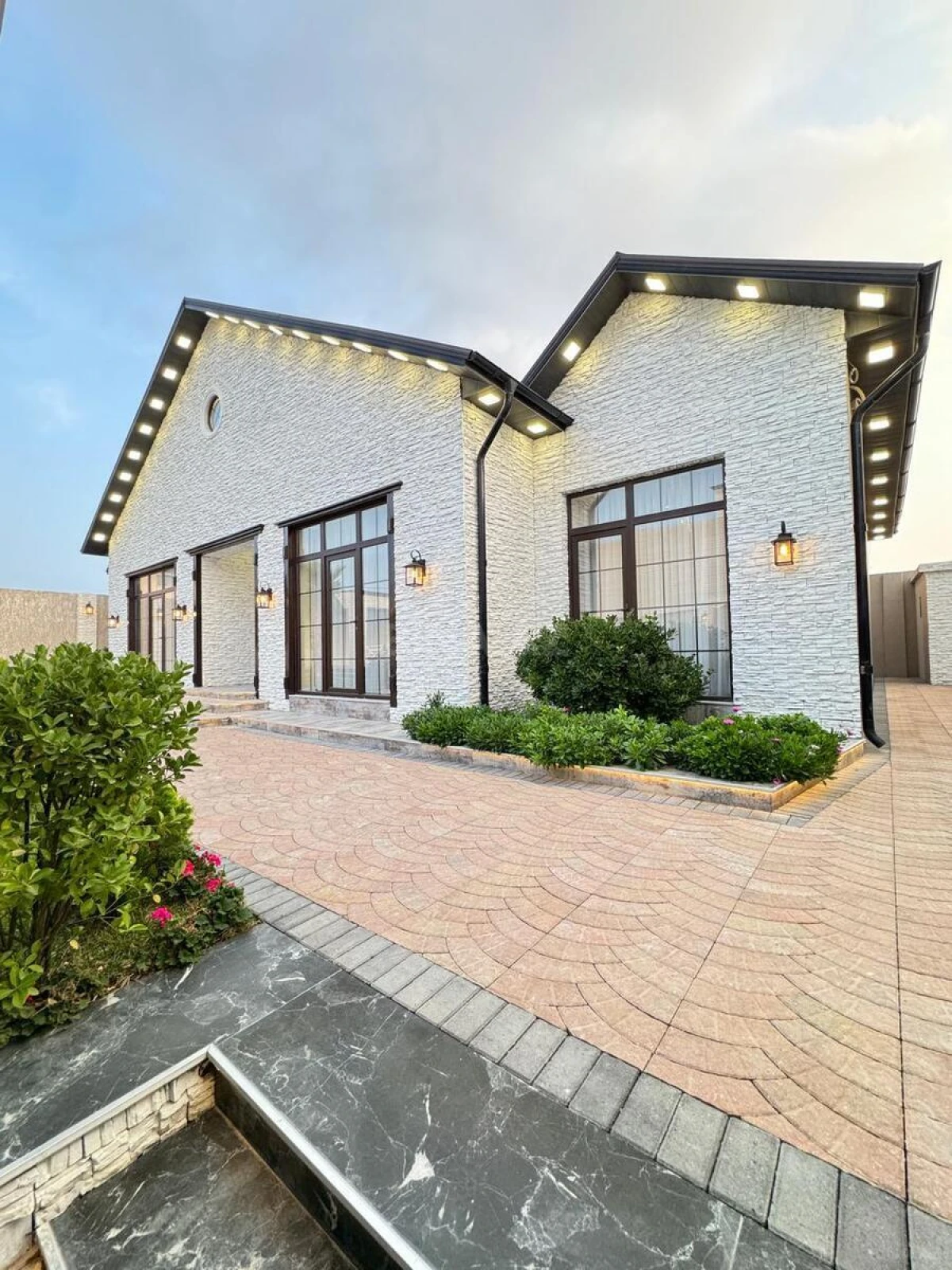 Satılır 5 otaqlı həyət evi 220 m²