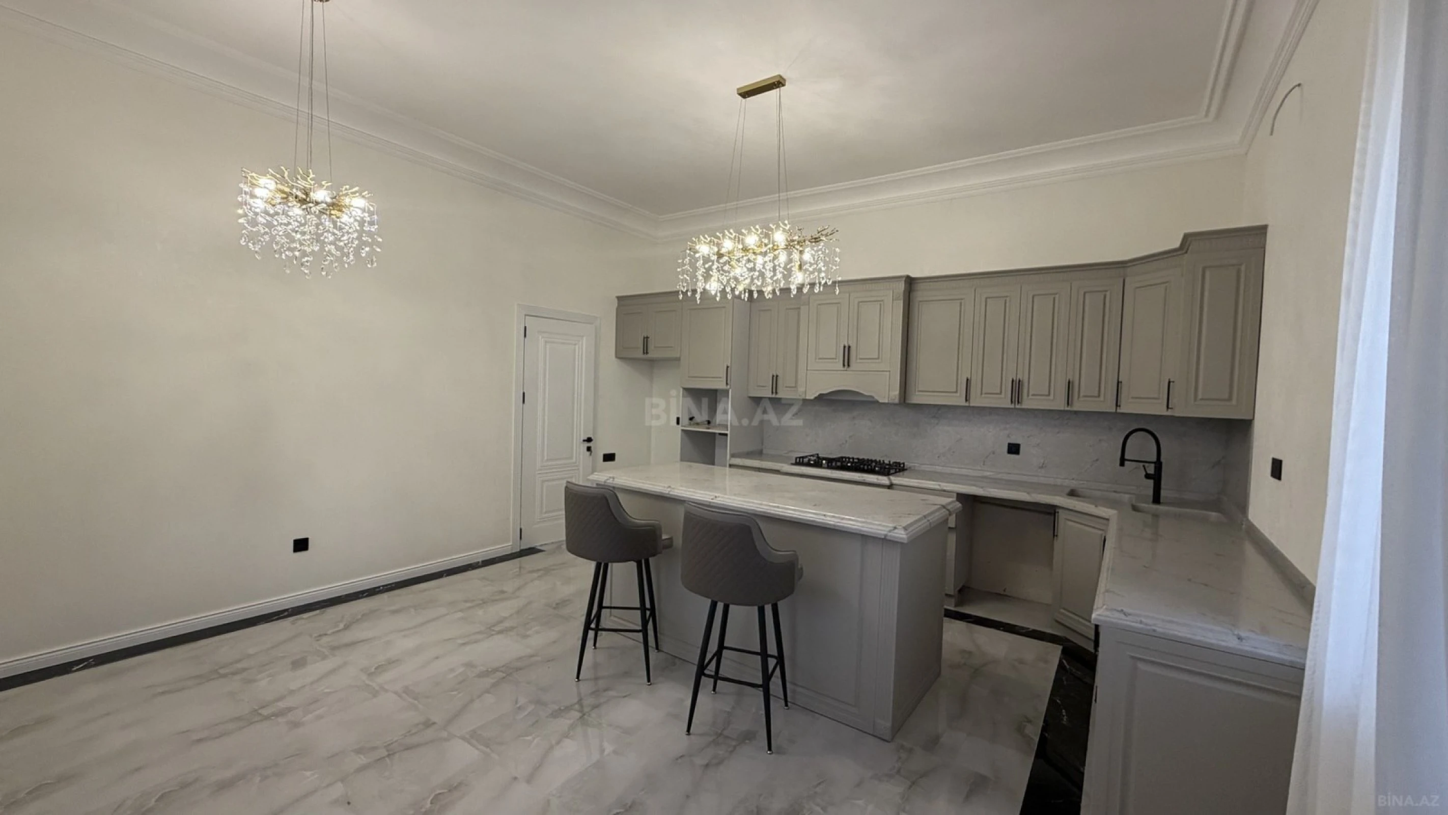 Satılır 5 otaqlı həyət evi 300 m²