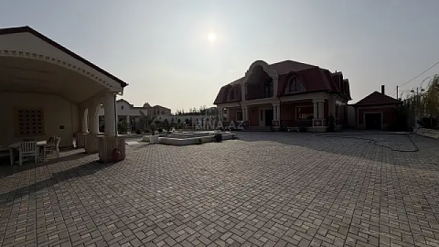 Satılır 5 otaqlı həyət evi 300 m²