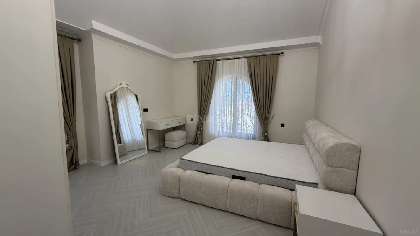 Satılır 5 otaqlı həyət evi 300 m²