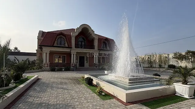 Satılır 5 otaqlı həyət evi 300 m²