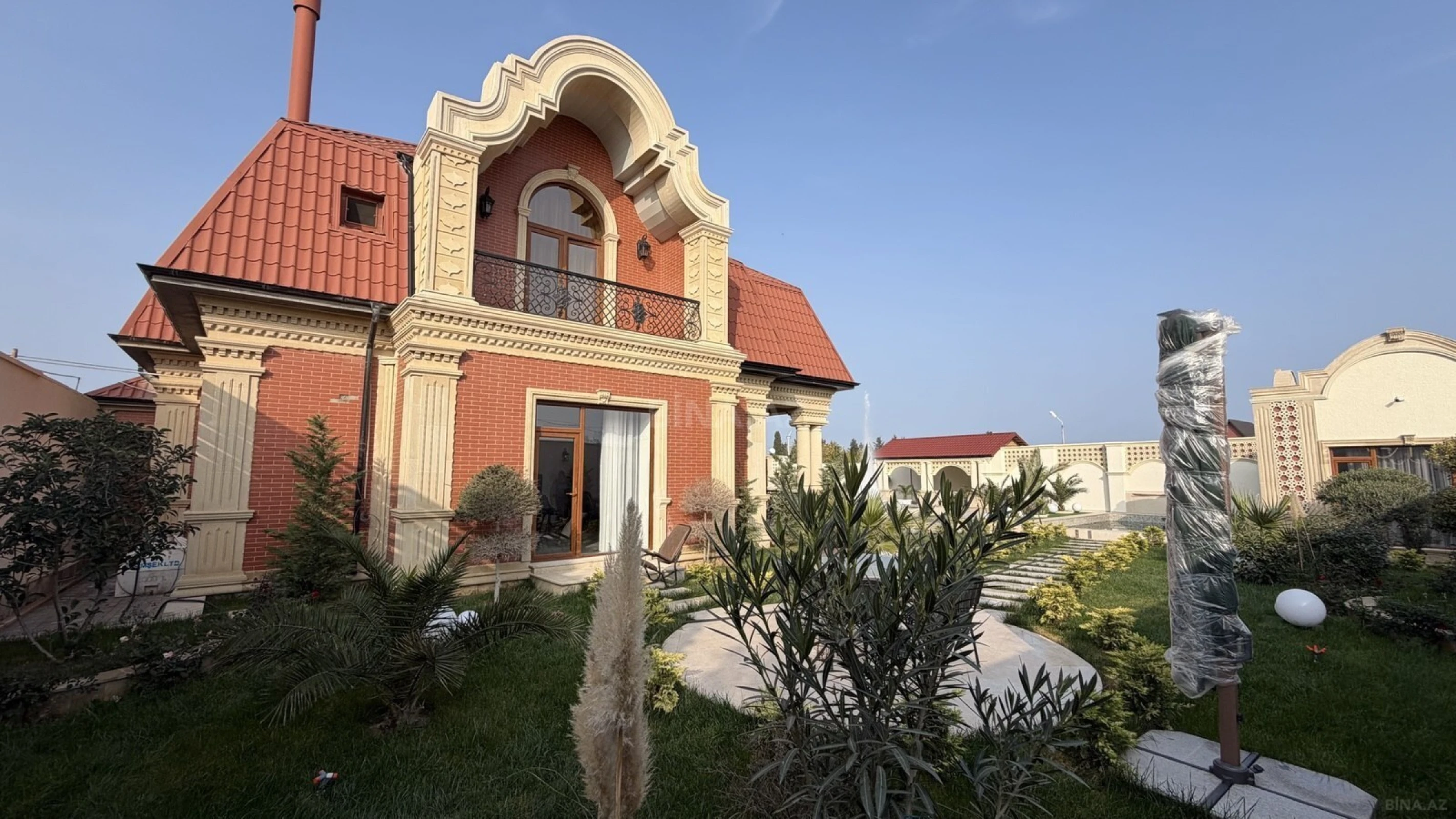 Satılır 5 otaqlı həyət evi 300 m²