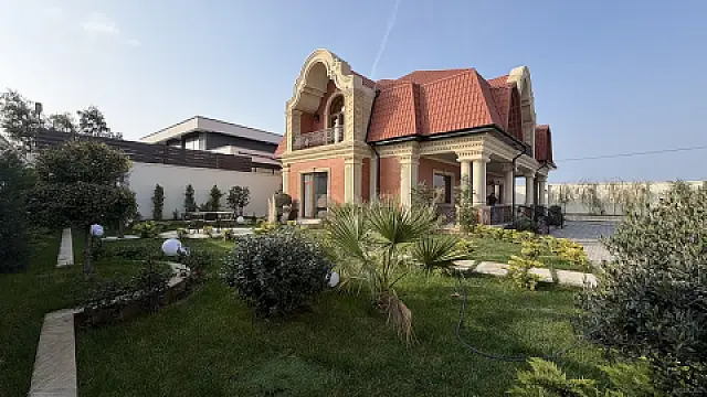Satılır 5 otaqlı həyət evi 300 m²