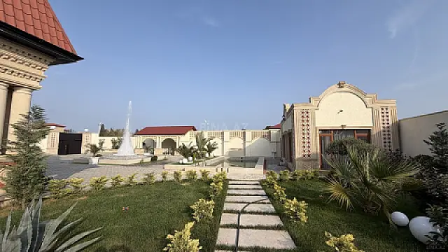 Satılır 5 otaqlı həyət evi 300 m²