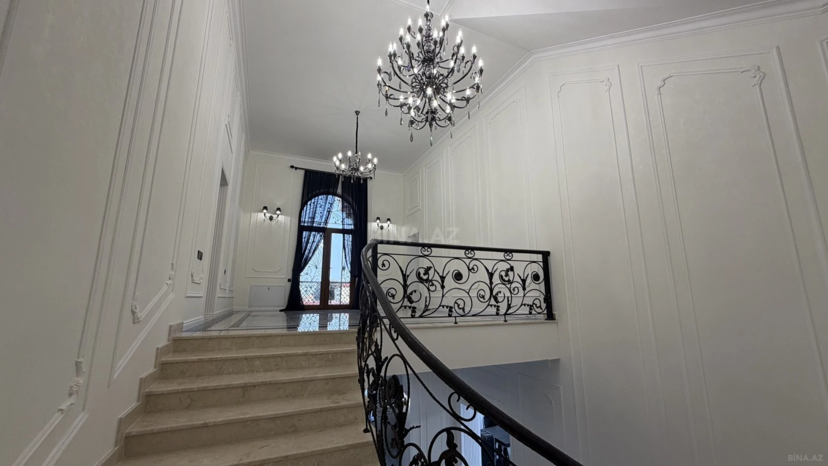 Satılır 5 otaqlı həyət evi 300 m²