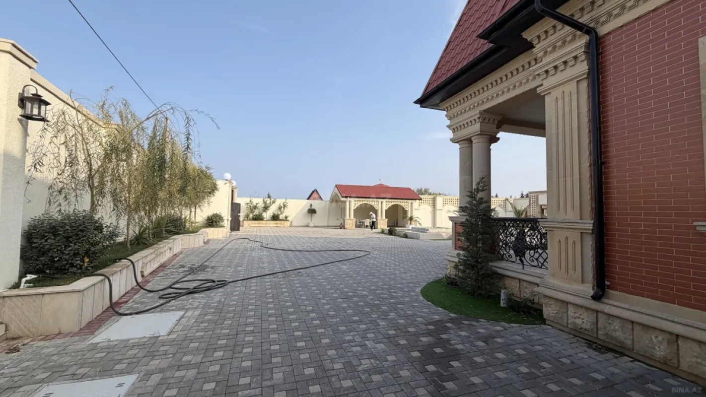 Satılır 5 otaqlı həyət evi 300 m²