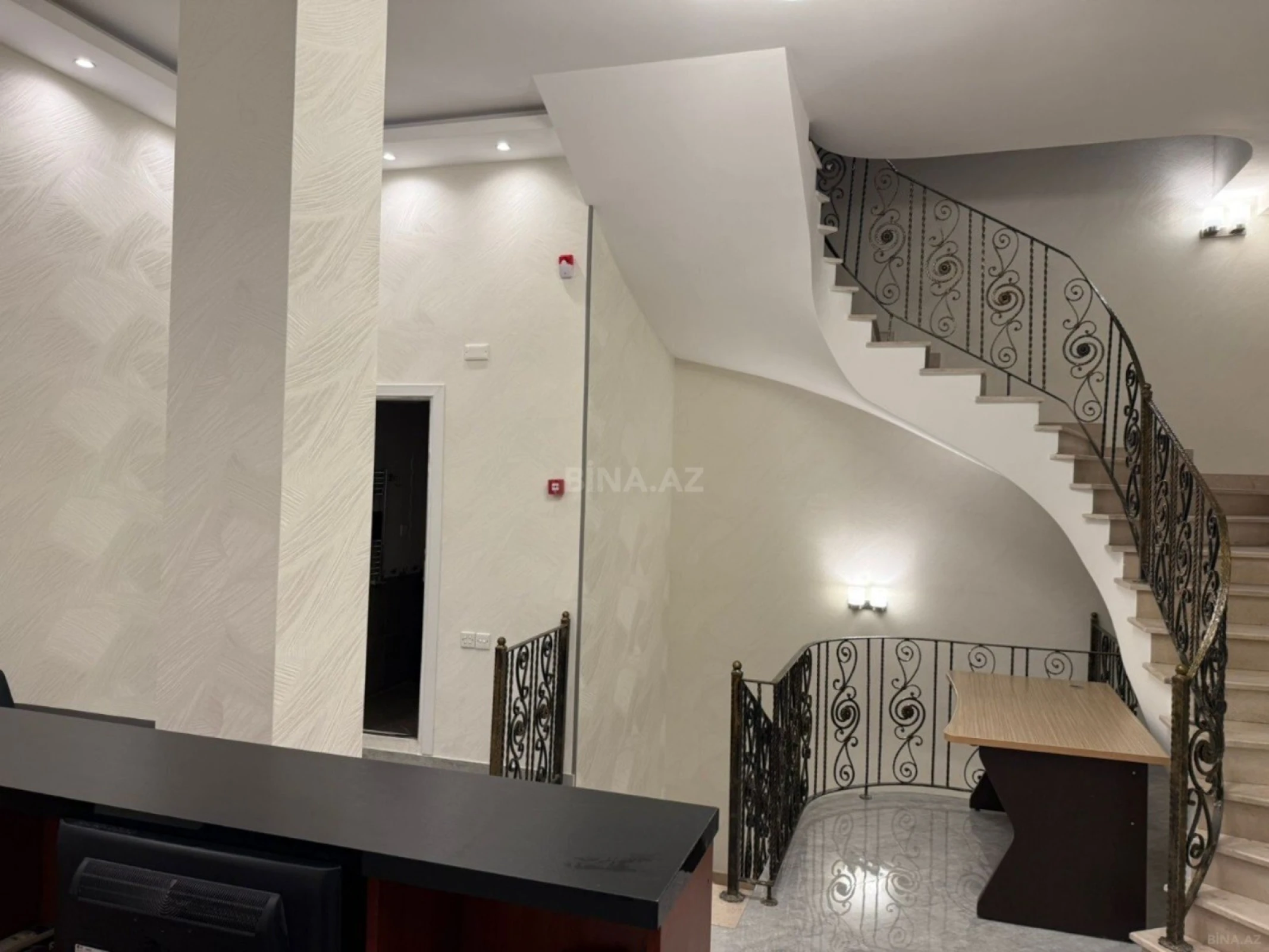 Kirayə verilir 8 otaqlı ofis 200 m²