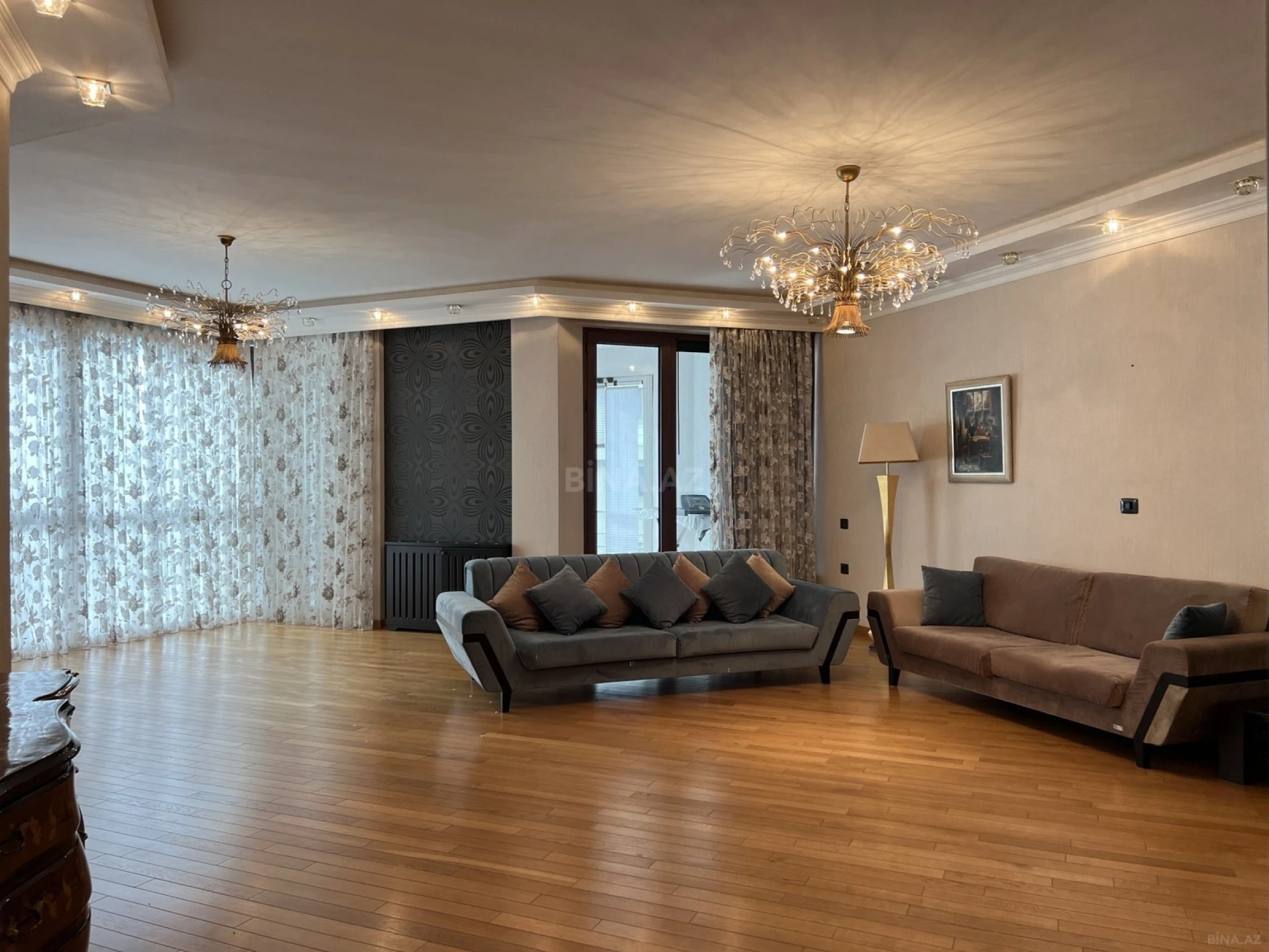 Satılır 4 otaqlı mənzil 217 m²