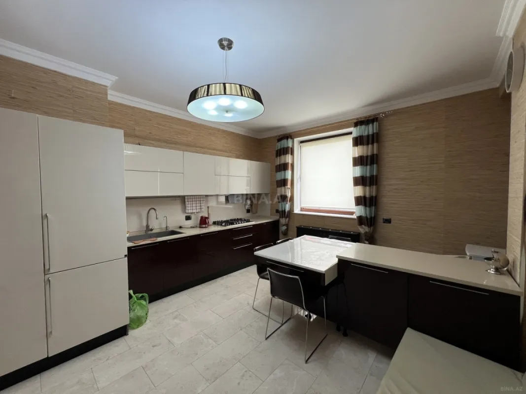 Satılır 4 otaqlı mənzil 217 m²