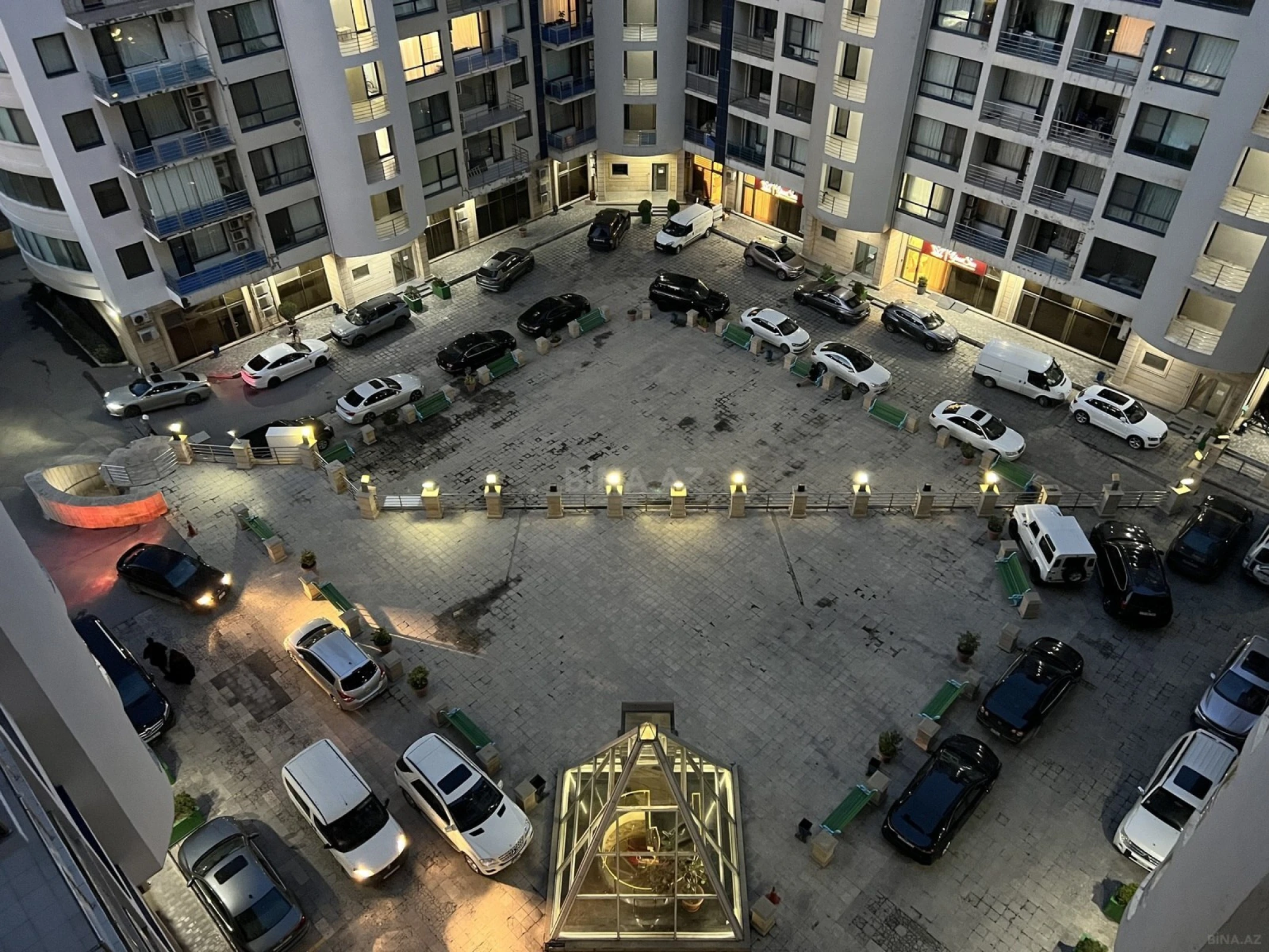 Satılır 4 otaqlı mənzil 217 m²