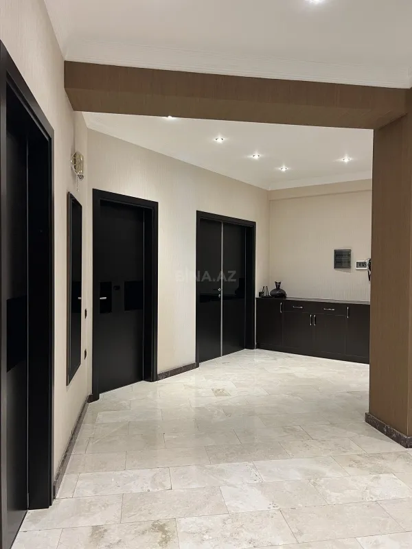 Satılır 4 otaqlı mənzil 217 m²