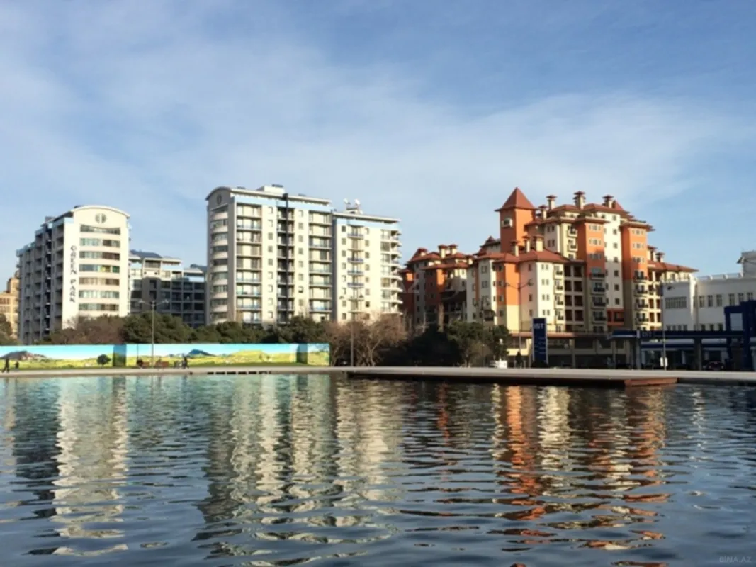 Satılır 4 otaqlı mənzil 217 m²