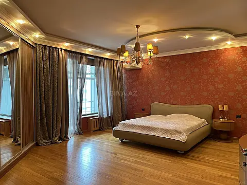 Satılır 4 otaqlı mənzil 217 m²