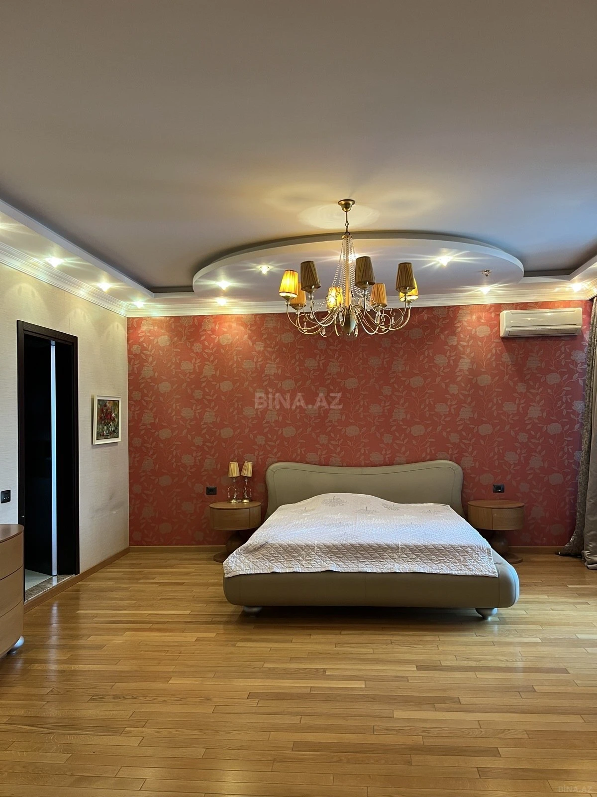Satılır 4 otaqlı mənzil 217 m²