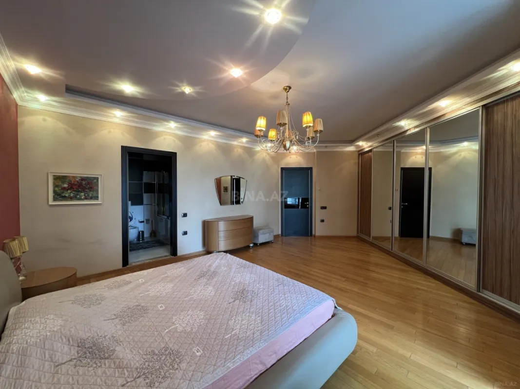 Satılır 4 otaqlı mənzil 217 m²
