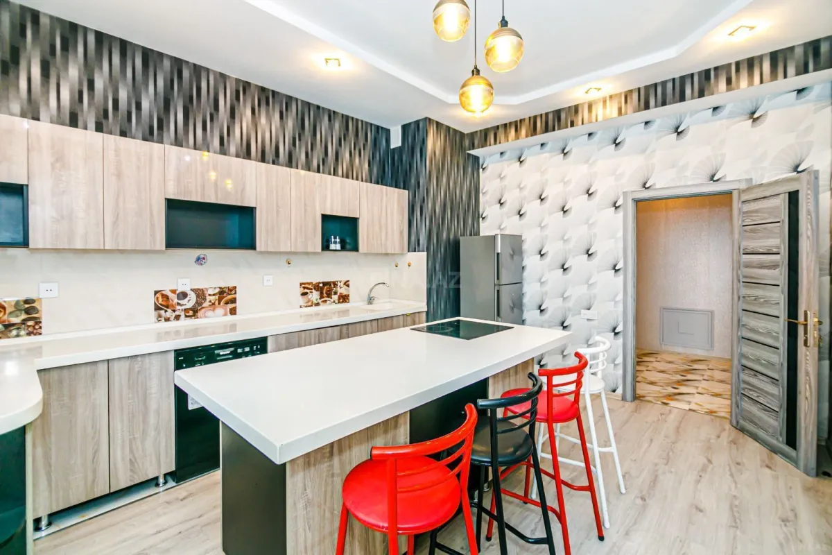 Satılır 4 otaqlı mənzil 187 m²