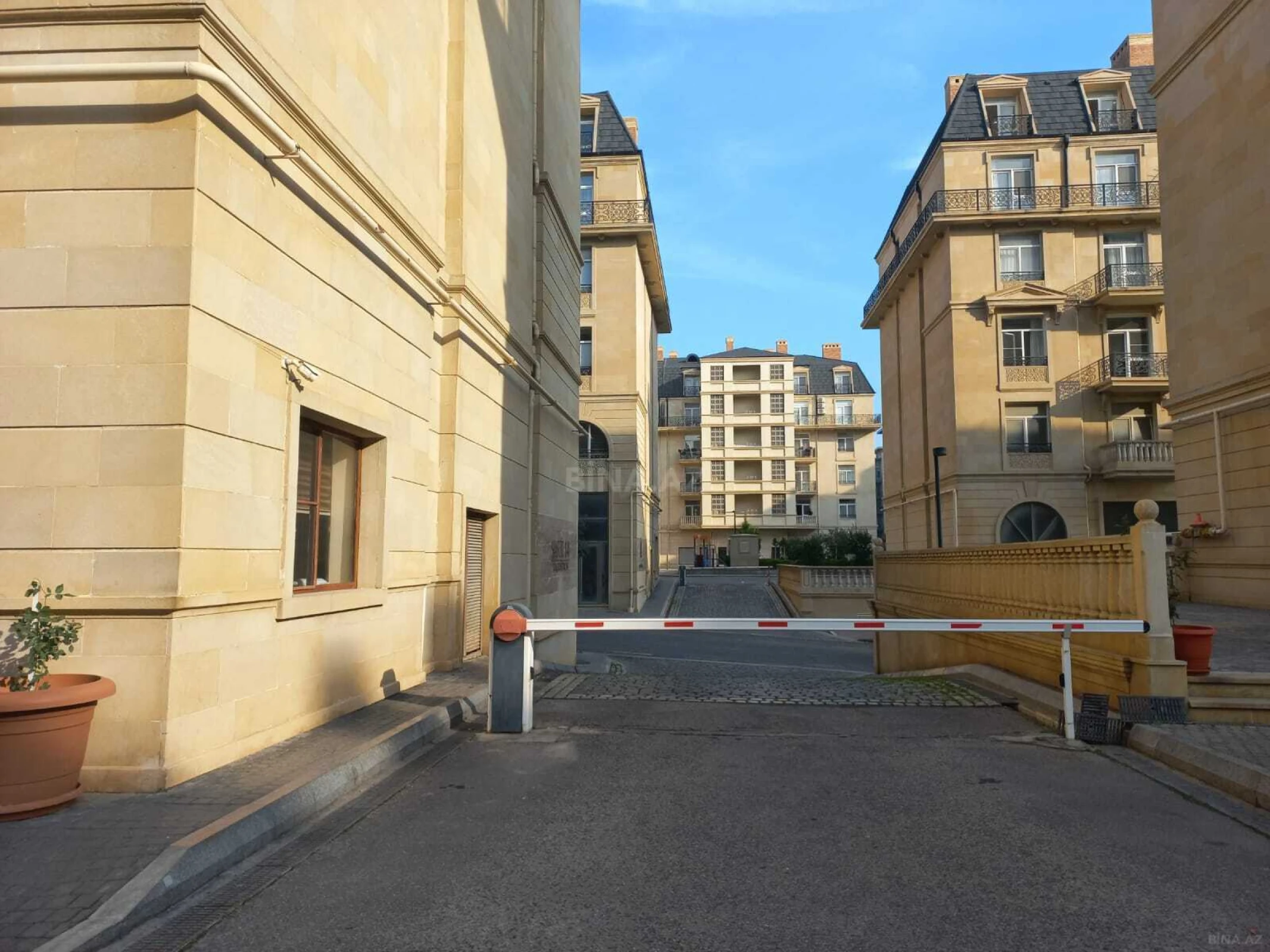 Satılır 4 otaqlı mənzil 187 m²