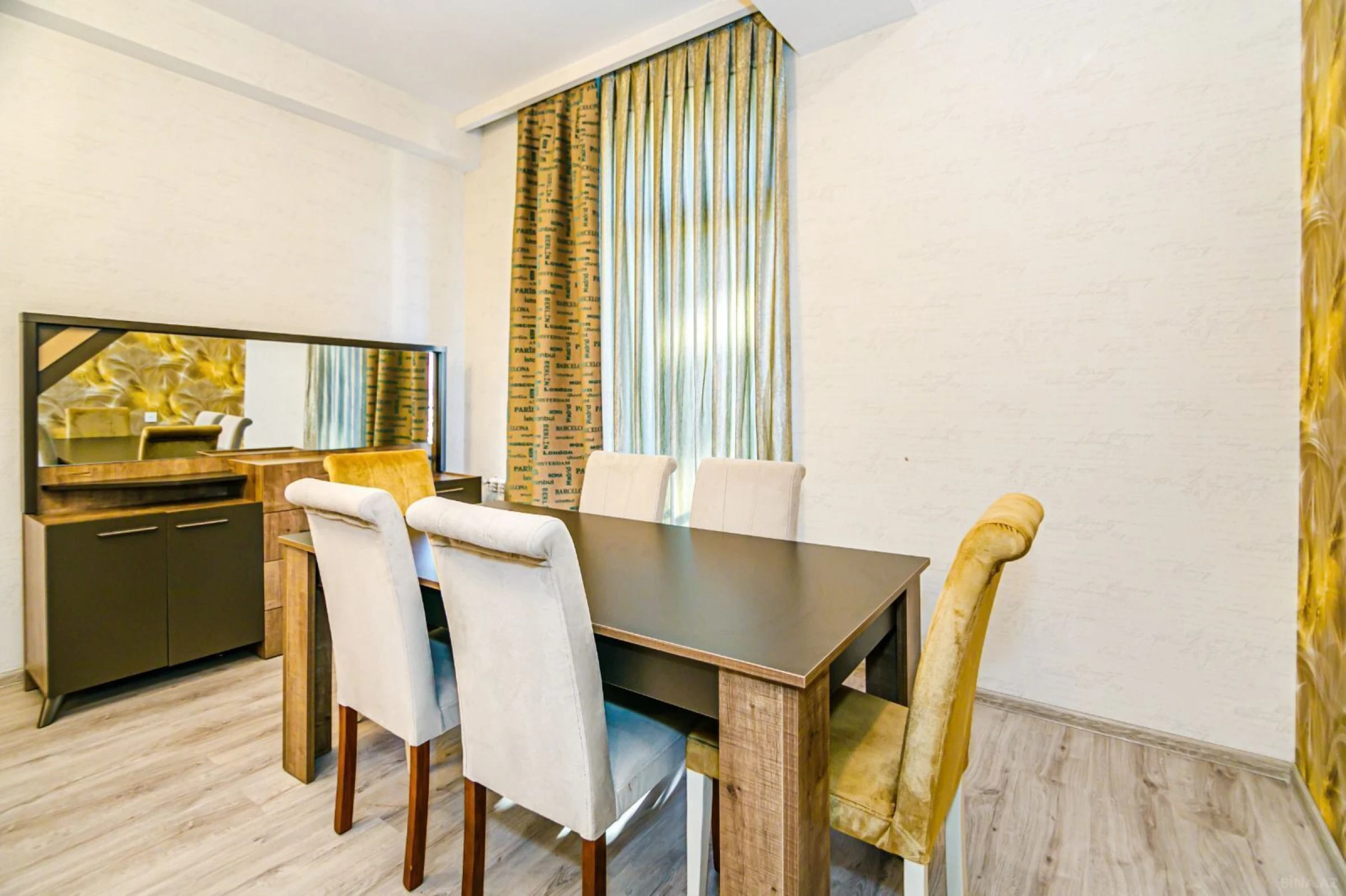 Satılır 4 otaqlı mənzil 187 m²