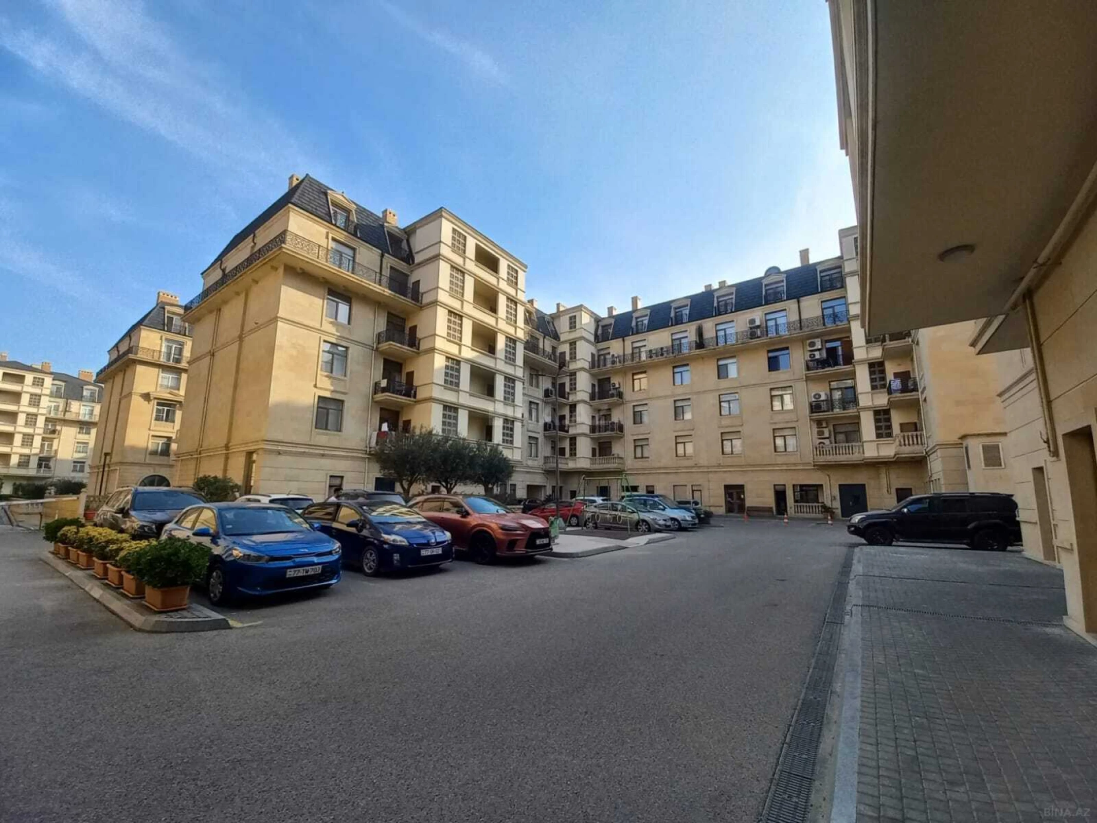 Satılır 4 otaqlı mənzil 187 m²