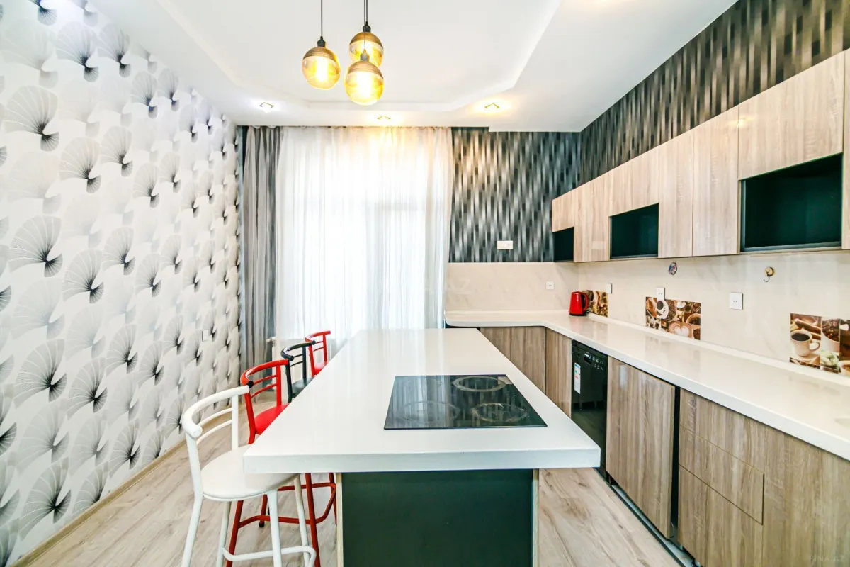 Satılır 4 otaqlı mənzil 187 m²