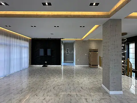 Satılır 5 otaqlı həyət evi 427 m²