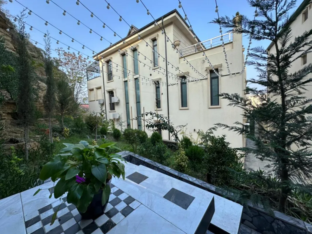 Satılır 5 otaqlı həyət evi 427 m²