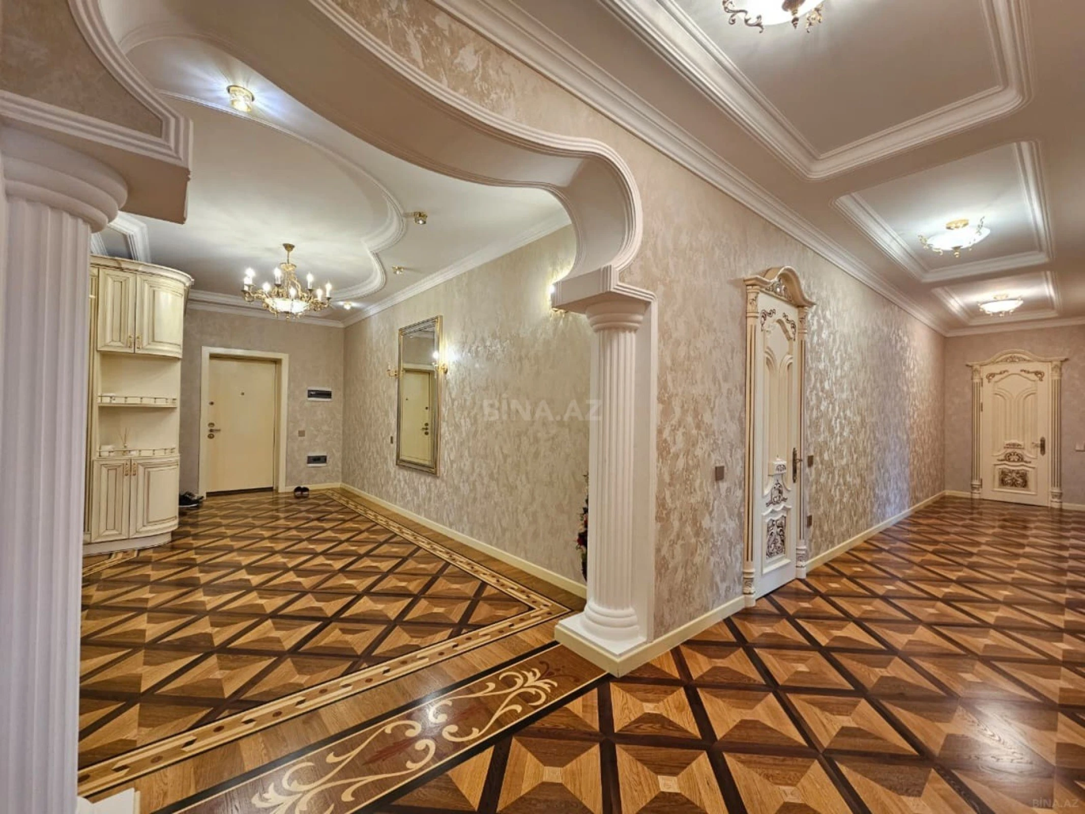 Satılır 4 otaqlı mənzil 223 m²