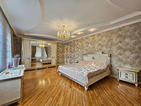 Satılır 4 otaqlı mənzil 223 m²