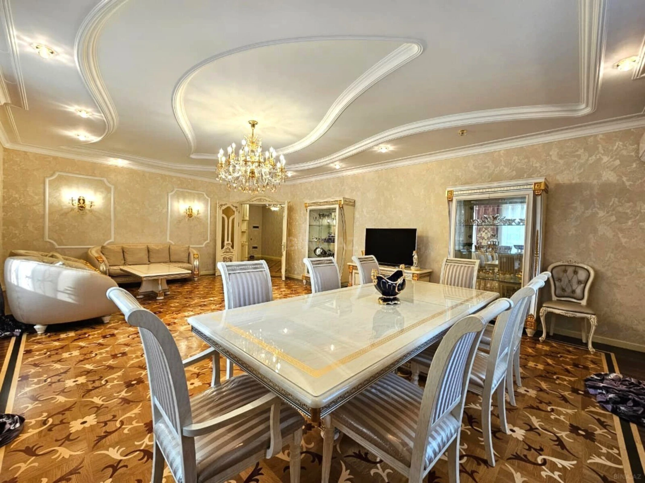 Satılır 4 otaqlı mənzil 223 m²