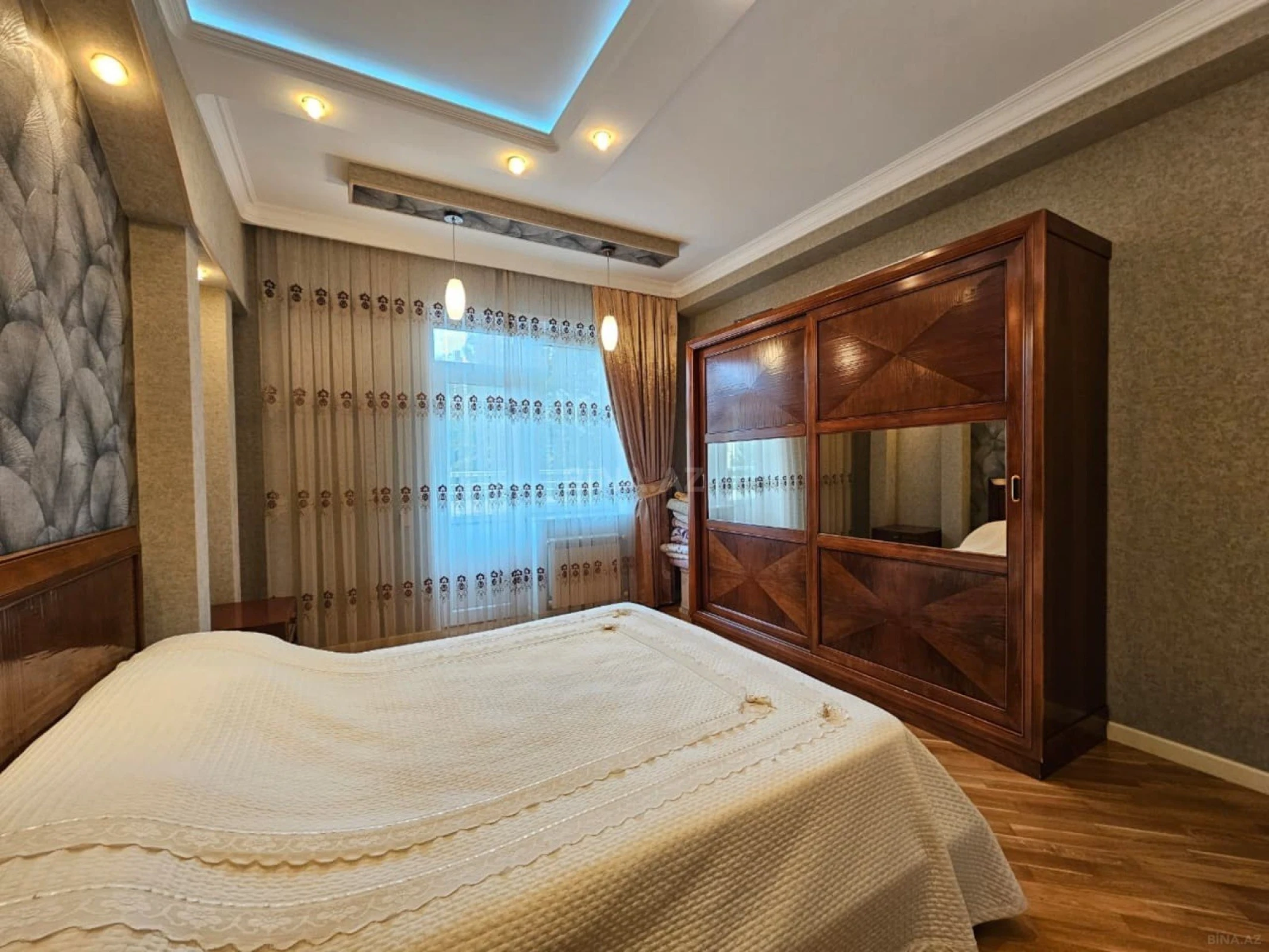 Satılır 4 otaqlı mənzil 223 m²