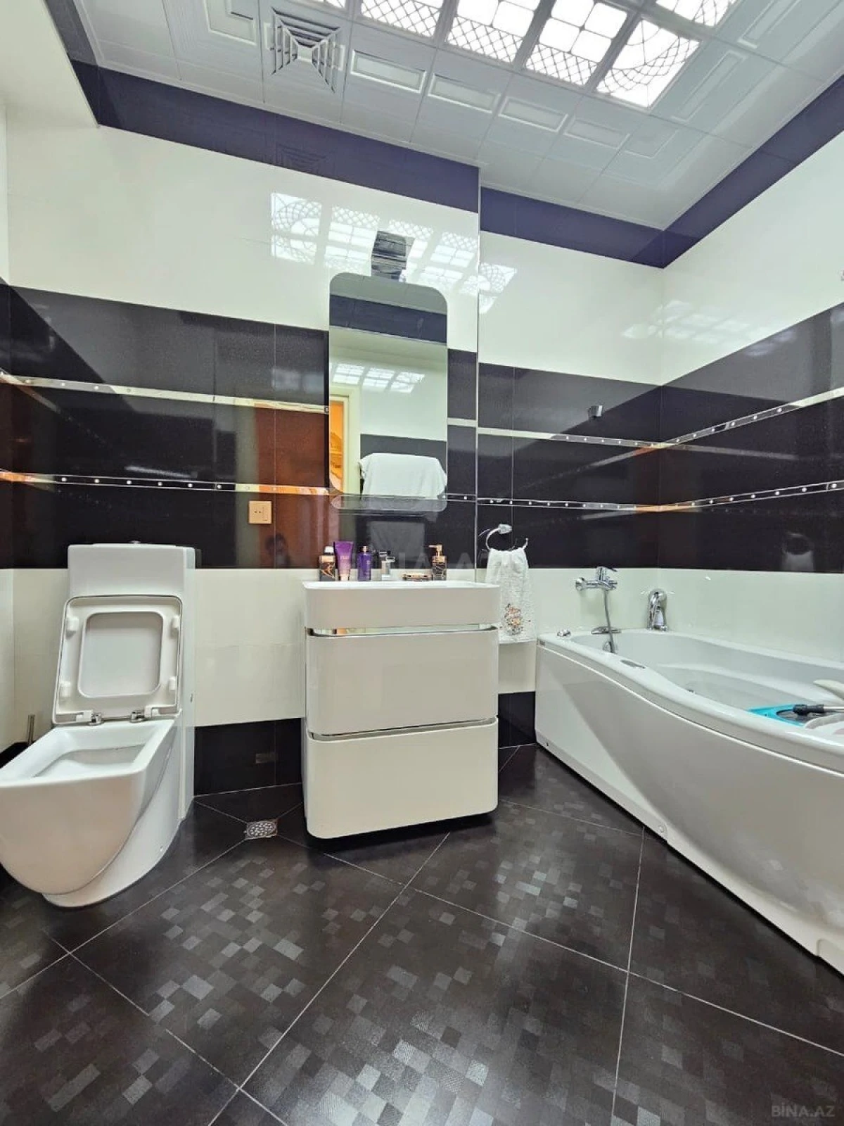 Satılır 4 otaqlı mənzil 223 m²