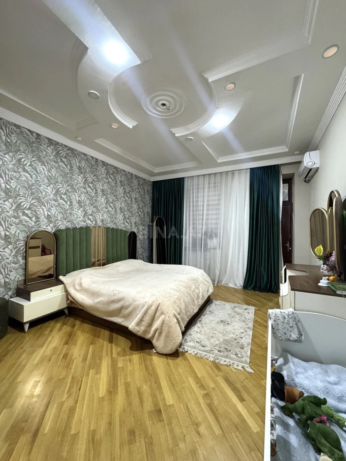 Satılır 6 otaqlı həyət evi 350 m²