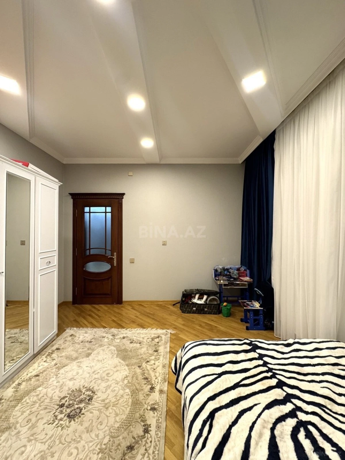 Satılır 6 otaqlı həyət evi 350 m²