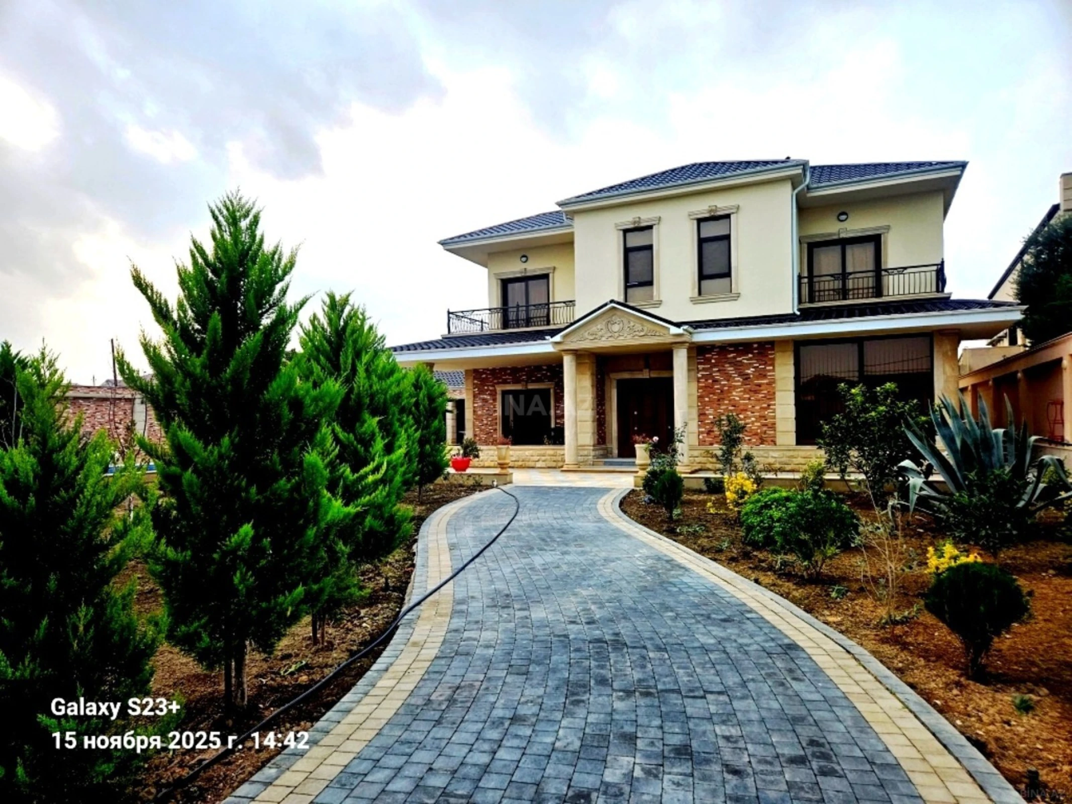 Satılır 6 otaqlı həyət evi 400 m²