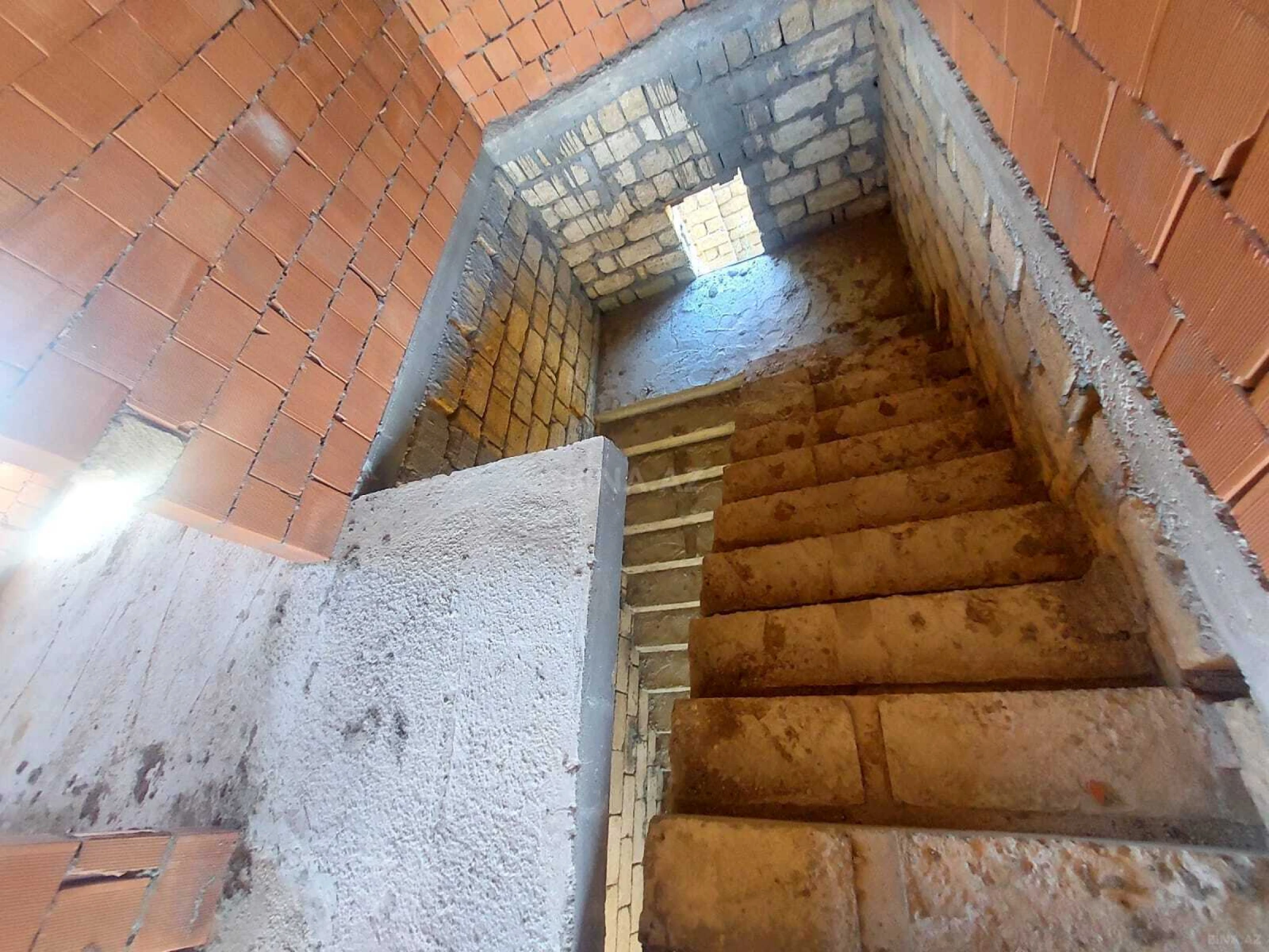 Satılır 8 otaqlı həyət evi 420 m²