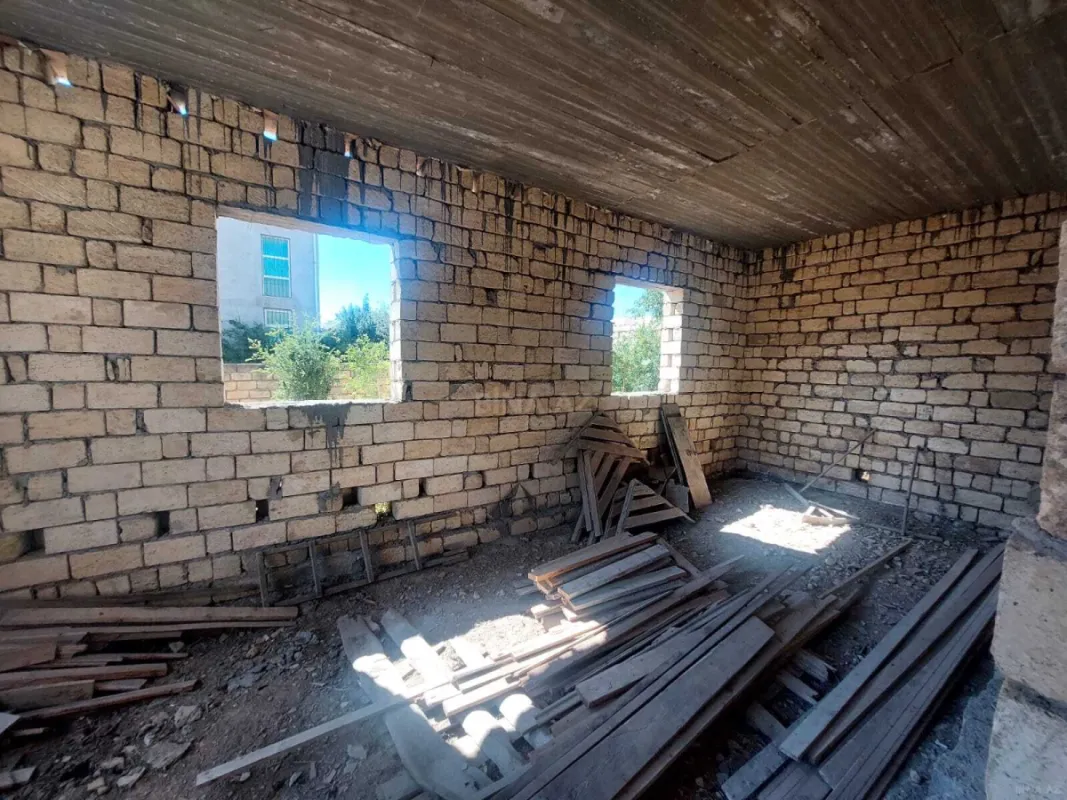 Satılır 8 otaqlı həyət evi 420 m²