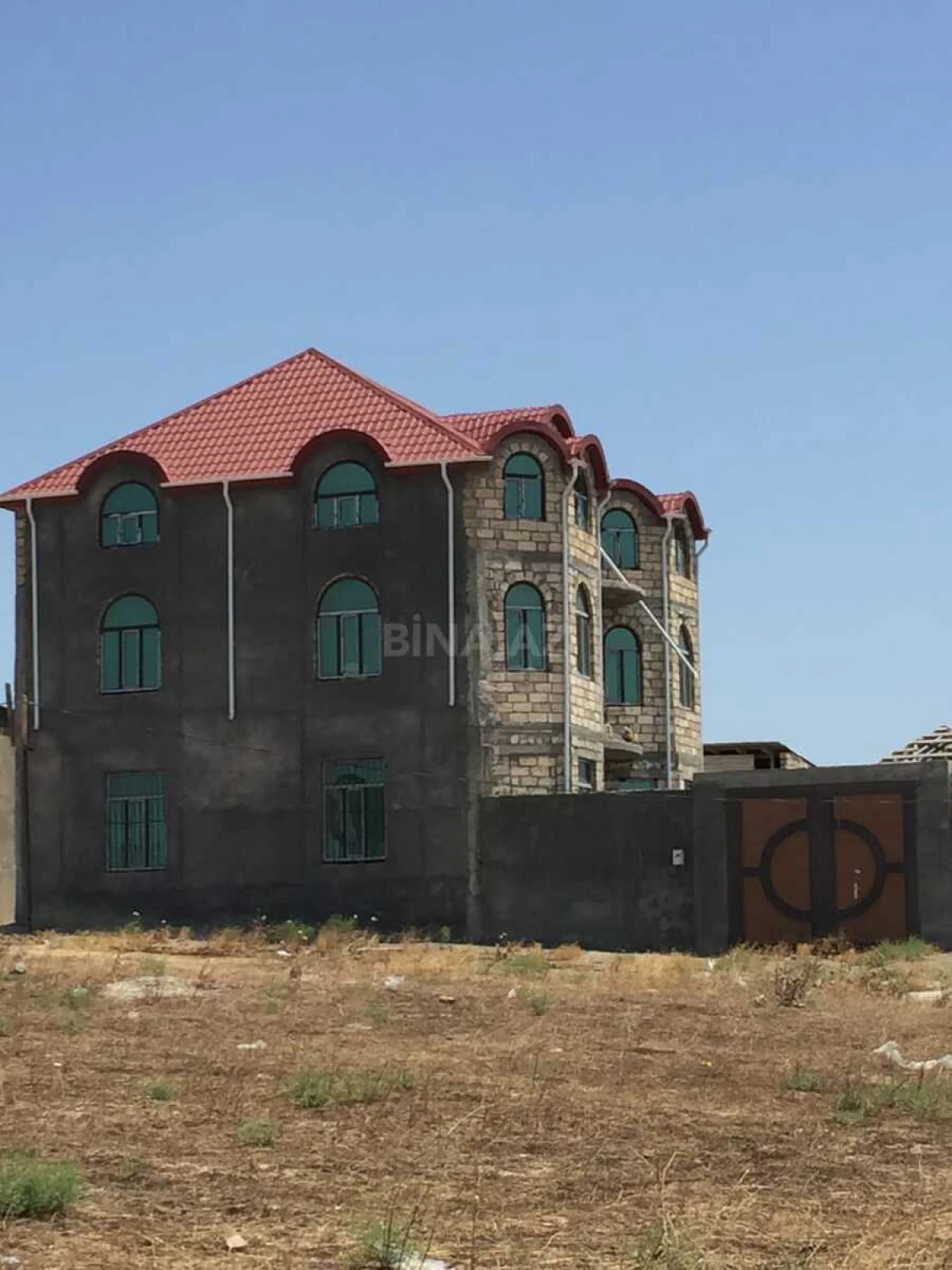 Satılır 8 otaqlı həyət evi 420 m²