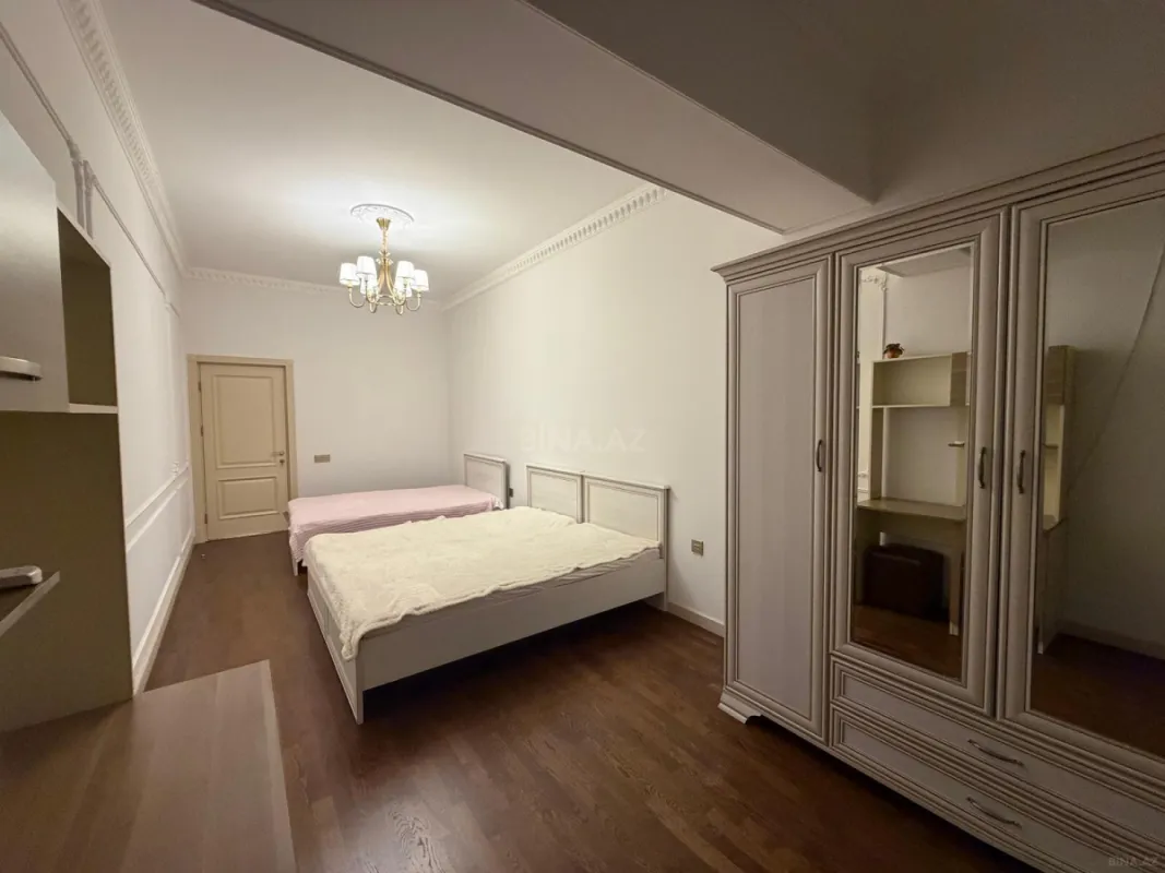 Satılır 3 otaqlı mənzil 141 m²