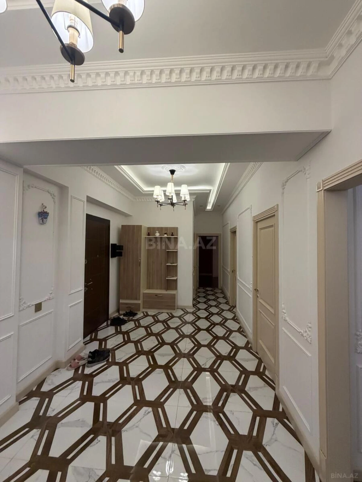 Satılır 3 otaqlı mənzil 141 m²