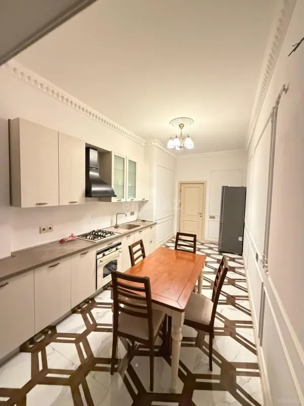 Satılır 3 otaqlı mənzil 141 m²