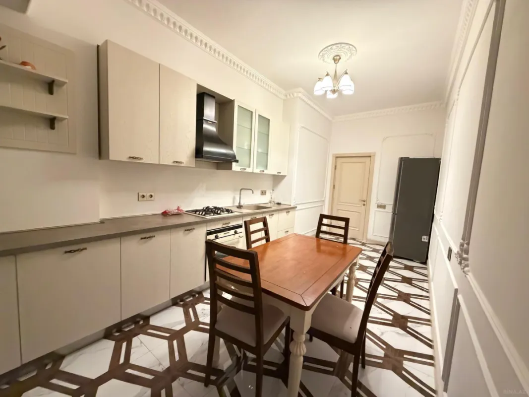 Satılır 3 otaqlı mənzil 141 m²
